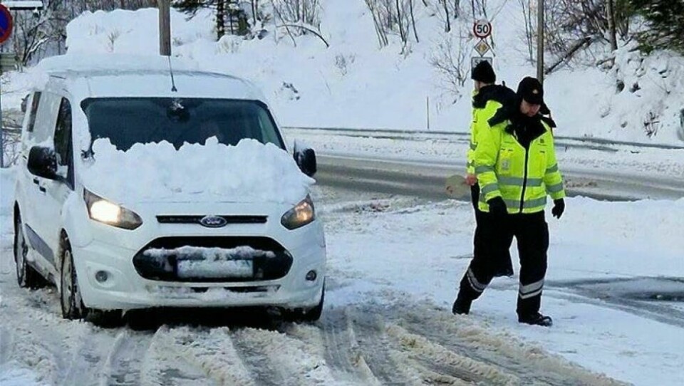 BRÅSTOPP: Hele 22 biler fikk bruksforbud i løpet av kontrollen, de fikk ikke kjøre videre før snøen var fjernet. Foto: Statens vegvesen. BRÅSTOPP: Hele 22 biler fikk bruksforbud i løpet av kontrollen, de fikk ikke kjøre videre før snøen var fjernet. Foto: Statens vegvesen.