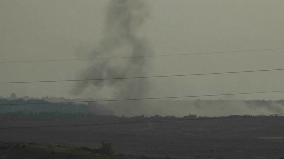 Røyk fra det som ble oppgitt å være et israelsk luftangrep mot Gazastripen søndag. Foto: Josphat Kasire / AP / NTB