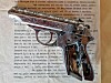 En liten pistol i metall ligger over en trykt tekstside med gammelt papir.