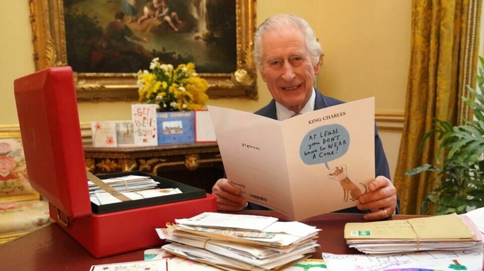 Kong Charles leser kort og beskjeder med gode ønsker etter kreftdiagnosen i Buckingham Palace i London, onsdag 21. februar 2024.