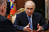 Vladimir Putin gestikulerer mens han snakker med Vladimir Potanin i Kreml.