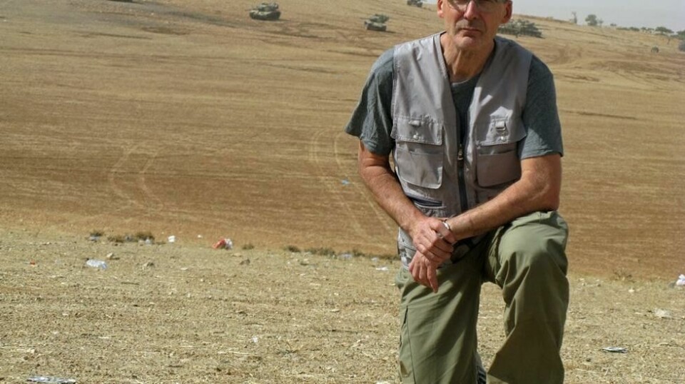 I FRONTLINJEN: Forfatteren Erling Folkvord i Sør-Tyrkia rett ved kurdiske Kobane på syrisk side av grensa. Tyrkiske tanks i bakgrunnen.