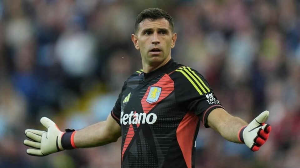 Aston Villa-keeper Emiliano Martínez er utestengt. Foto: Jacob King/PA via AP / NTB