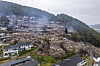 Dronefoto av nedbrente hus og røyk etter storbrann i Krokstadelva i Drammen.