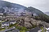 Dronefoto av nedbrente hus og røyk etter storbrann i Krokstadelva i Drammen.