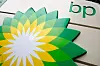 Nærbilde av Bp-logoen i grønt og gult på en bensinstasjon.
