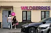 Person går ut av en Wildberries-butikk i Moskva med en pakke.
