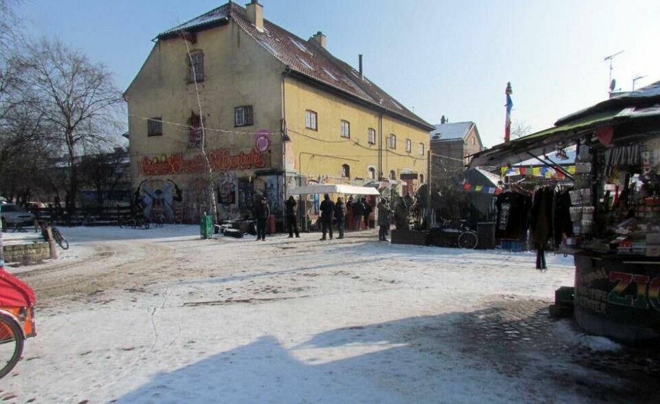 Det første som møter besøkende til Christiania er beryktede «Pusher Street». Tidligere gjemte langerne seg bak luker. Nå foregår alt i det åpne. Det første som møter besøkende til Christiania er beryktede «Pusher Street». Tidligere gjemte langerne seg bak luker. Nå foregår alt i det åpne. Foto: Kathleen Buer / ABC Nyheter