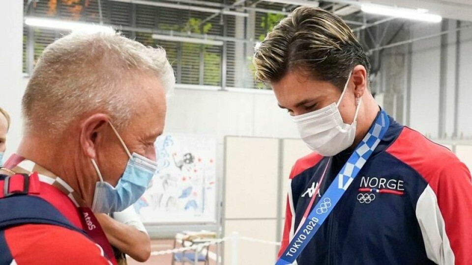 Jakob (t.h.) og faren Gjert Ingebrigtsen etter OL-gullet på 1500 meter i Tokyo.