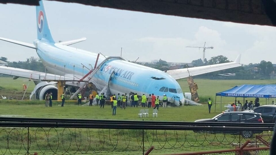 Etter lysets frembrudd mandag kunne man tydeligere se de store materielle skadene på flyet på Cebu-flyplassen i Filippinene.