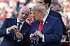 Gianni Infantino og Donald Trump undersøker medaljer før prisutdeling etter VM-finalen.