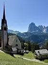 Det finnes utallige korte og lange fotturer i Dolomittene. En av de lettere går til kirken San Giacomo med upåklagelig utsikt.
