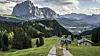 I Val Gardena møter femstjernershoteller, Michelin-mat og moderne gondoler et lokalsamfunn der turistene fyller flere senger enn innbyggerne. Resultatet? En dal for dem med kondis – og kapital.