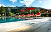På Hotel Tyrol i Selva Gardena kan du slappe av ved bassengkanten etter en fjelltur, og så spise på Michelin-restaurant til middag.