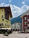 Bygningsmassen i landsbyene i Val Gardena bærer et tydelig alpepreg, og du glemmer fort at du befinner deg i Italia.