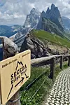 På dette bildet ser Seceda tom ut, men det er fordi de ytterste fjellkantene er stengt for ferdsel grunnet sikkerhet.