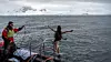 De tøffere deltagerne benyttet anledning til å ha badet i Antarktis.