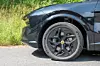 Dekkene på hybridmodellen er ikke like lavprofilerte som på elbilen, men bremsene fra Brembo får hastigheten effektivt ned.