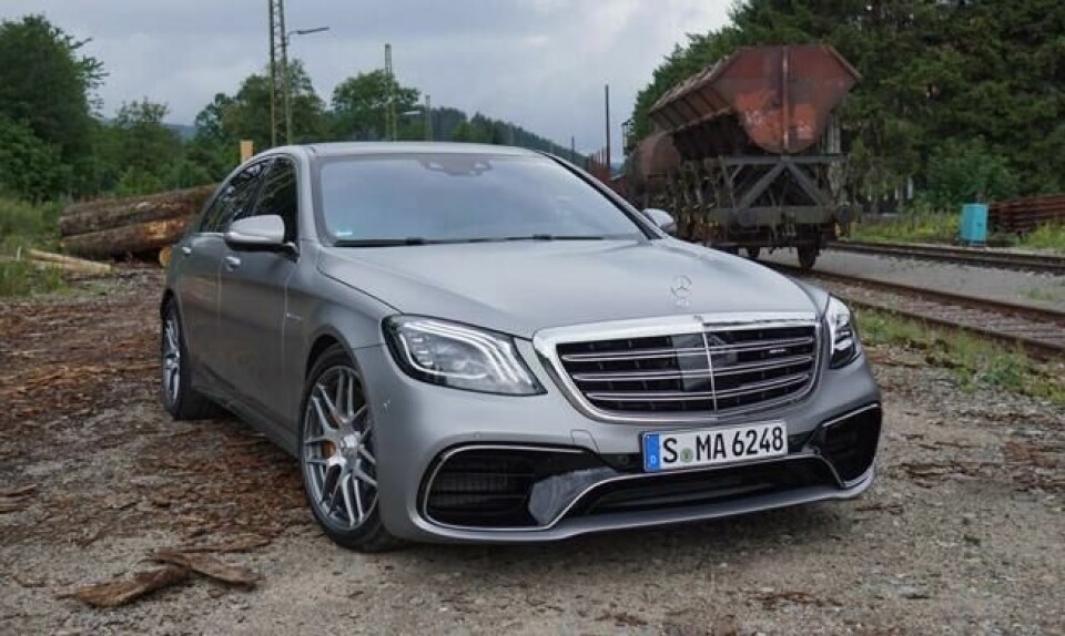 Designet på fronten avhenger av hvilken utgave du velger. Dette er AMG S 63. Den har fått 612 hk og sparker 0-100 km/t på utrolige 3,5 sekunder. Designet på fronten avhenger av hvilken utgave du velger. Dette er AMG S 63. Den har fått 612 hk og sparker 0-100 km/t på utrolige 3,5 sekunder.