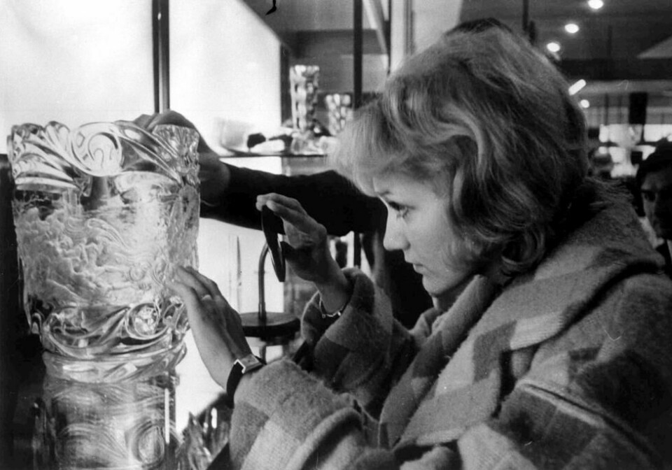 Vesna Vulovic ble verdenskjent etter flykrasjen. Her kikker hun på en stor vase i en glassfabrikk i Tsjekkoslovakia i 1972. Vesna Vulovic ble verdenskjent etter flykrasjen. Her kikker hun på en stor vase i en glassfabrikk i Tsjekkoslovakia i 1972. Foto: AP