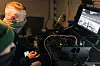 Soldat styrer en drone fra en skjermoppsatt post nær frontlinjen.