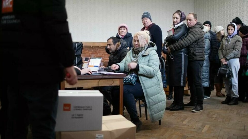 2023 var et år med økte inntekter og økt innsats for norske hjelpeorganisasjoner. Veksten er i stor grad knyttet til økt innsats i Ukraina og i nabolandene. Her fra Flyktninghjelpens utdeling av vinterutstyr i grensebyen Edinet i Moldova.