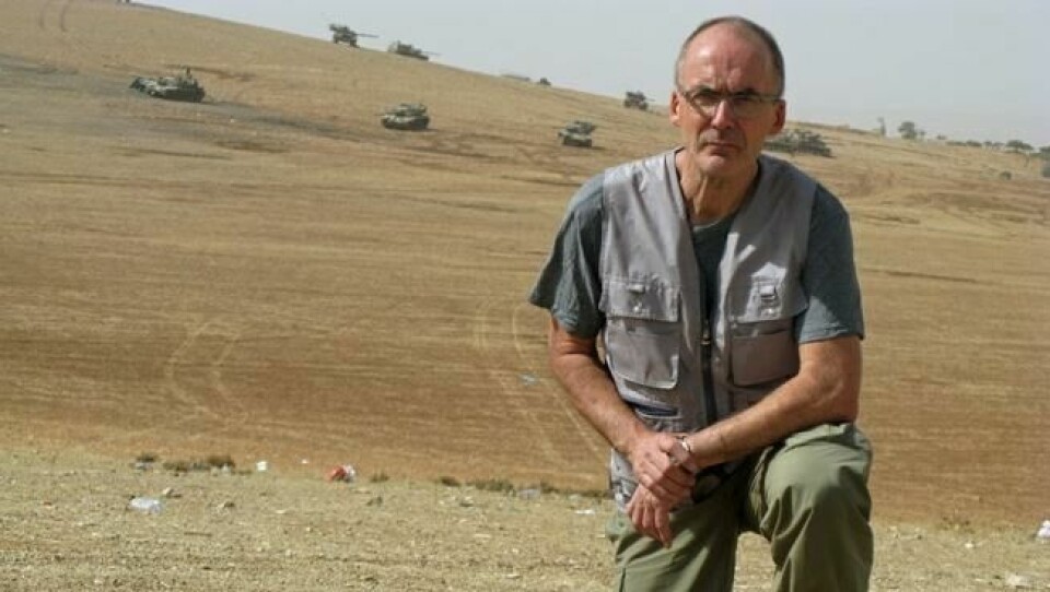 I FRONTLINJEN: Forfatteren Erling Folkvord i Sør-Tyrkia rett ved kurdiske Kobane på syrisk side av grensa i 2014, da IS ble jaget ut trass det som så ut som bistand fra Tyrkia. Tyrkiske tanks i bakgrunnen. Nå er Kobane igjen under angrep - fra Nato-landet Tyrkia. I FRONTLINJEN: Forfatteren Erling Folkvord i Sør-Tyrkia rett ved kurdiske Kobane på syrisk side av grensa i 2014, da IS ble jaget ut trass det som så ut som bistand fra Tyrkia. Tyrkiske tanks i bakgrunnen. Nå er Kobane igjen under angrep - fra Nato-landet Tyrkia. Foto: Privat