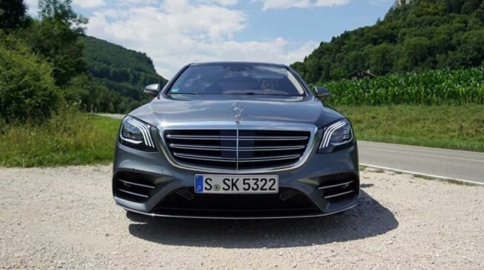 S 500 - her med AMG-line-pakke. 500-betegnelsen har tidligere betydd V8-under panseret. Den er nå erstattet med en splitter ny rekkeseks 3-liter. Minste V8-er heter nå S 560. S 500 - her med AMG-line-pakke. 500-betegnelsen har tidligere betydd V8-under panseret. Den er nå erstattet med en splitter ny rekkeseks 3-liter. Minste V8-er heter nå S 560.