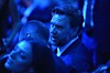 Visepresident JD Vance står i blått lys under et UFC-arrangement utendørs.
