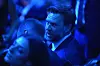 Visepresident JD Vance står i blått lys under et UFC-arrangement utendørs.
