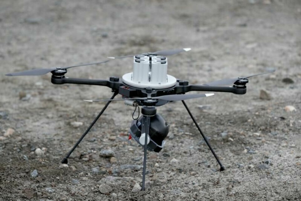 Drone fra da forsvaret testet å skyte med gamle granater påkoblet ny og moderne laserteknologi i Blåtind skytefelt i Troms. Foto: Rune Stoltz Bertinussen / NTB Drone fra da forsvaret testet å skyte med gamle granater påkoblet ny og moderne laserteknologi i Blåtind skytefelt i Troms. Foto: Rune Stoltz Bertinussen / NTB