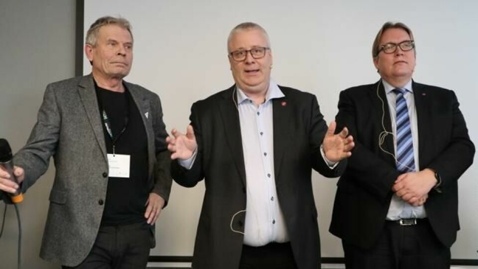 Stortingsrepresentantene Arne Nævra (SV), Bård Hoksrud (Frp) og Sverre Myrli (Ap) i debatt om hvordan samferdselssektoren kan få mer for pengene ved utbygging av nye vei- og jernbaneprosjekter. Stortingsrepresentantene Arne Nævra (SV), Bård Hoksrud (Frp) og Sverre Myrli (Ap) i debatt om hvordan samferdselssektoren kan få mer for pengene ved utbygging av nye vei- og jernbaneprosjekter. Foto: Elisabeth Bergskaug/ABC Nyheter