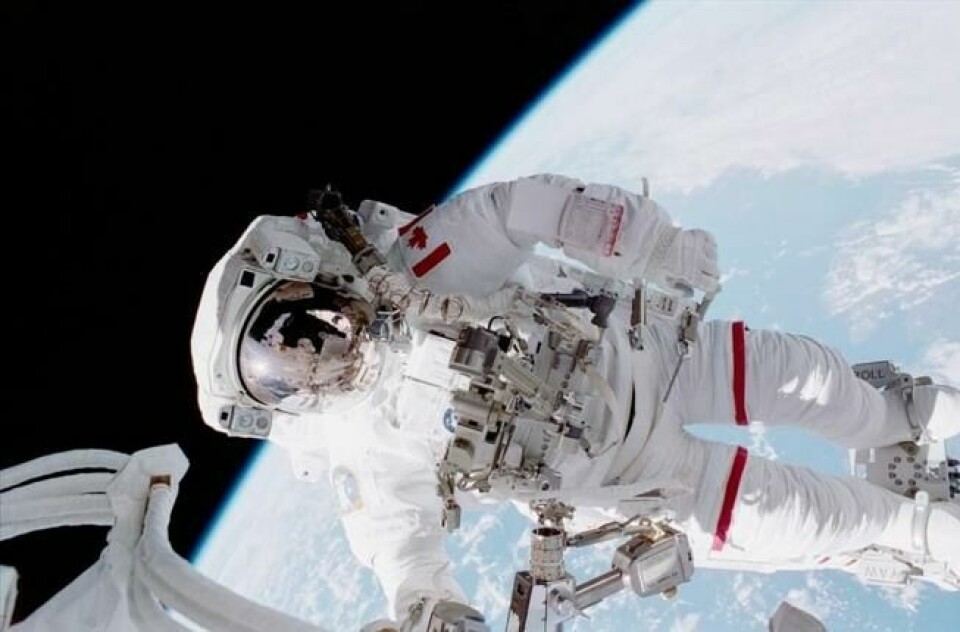 Hadfield jobber med installeringen av robotarmen Canadarm2 på Den internasjonale romstasjonen i april 2001. Foto: Nasa. Hadfield jobber med installeringen av robotarmen Canadarm2 på Den internasjonale romstasjonen i april 2001. Foto: Nasa.