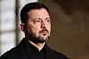 Volodymyr Zelenskyj taler foran kameraer etter toppmøtet om Ukraina i Paris.