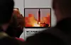 Personer ser på en skjerm som viser et bilde av en nordkoreansk missiloppskyting.