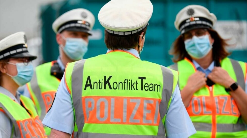 Tysk politis avdeling for konflikthåndtering under en demonstrasjon i Stuttgart mot coronavirus-tiltakene. Demonstrasjonen tiltrakk seg både høyre- og venstreekstremister og konspirasjonsteoretikere som mener tiltakene er et ledd i å skape en autoritær stat.