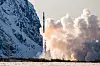 Spectrum-rakett fra Isar Aerospace skytes opp ved Andøya mens røyk og flammer fyller området.