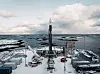 Spectrum-rakett på oppskytingsrampen ved Andøya Spaceport med snø, hav og skyet himmel i bakgrunnen.