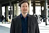 Leif Edward Ottesen Kennair står foran søyler i et lyst bygg under oppføring.
