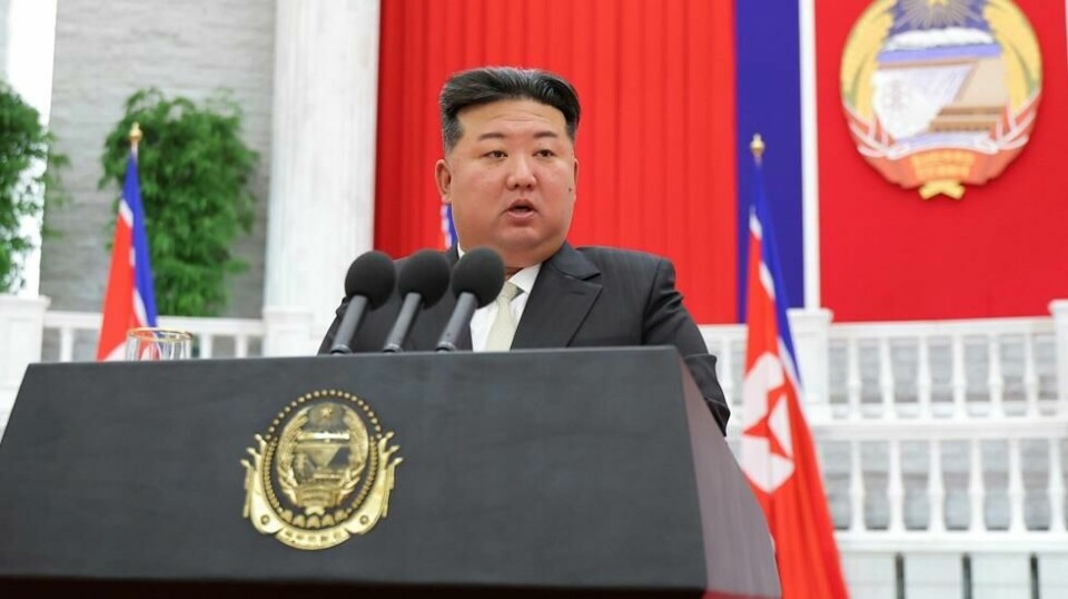 Nord-Koreas leder Kim Jong-un, her under en tale i forrige måned, sier at Sør-Korea og USA kan bli angrepet med atomvåpen hvis de to landene krenker nordkoreansk territorium. Foto: KCNA / AP / NTB