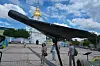 En stor skadet drone står utstilt på en plass i Kyiv mens folk ser på.