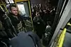 Syriske innbyggere fra Aleppos gamleby venter i busskø, ved en kontrollpost under evakueringen til regimekontrollerte deler av byen onsdag morgen. Foto: Youssef Karwashan / AFP