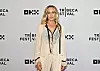 Sarah Jessica Parker står foran en Tribeca Festival-vegg på den røde løperen.