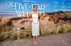 Jennifer Garner står på rød løper foran en strandinspirert premierevegg med «The Five-Star Weekend» og Peacock-logoer.