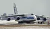 Et stort Antonov AN-124-fraktfly taues på en rullebane ved Pearson lufthavn.