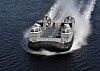 To LCAC-hovercraft og et eskortefartøy på vannet under ankomst til Naval Surface Warfare Center Panama City.