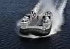 To LCAC-hovercraft og et eskortefartøy på vannet under ankomst til Naval Surface Warfare Center Panama City.