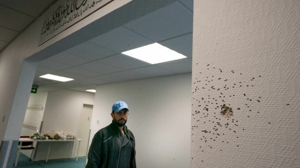 Hull etter hagleskudd fra et av våpnene som ble brukt i moskeangrepet i Bærum. Hull etter hagleskudd fra et av våpnene som ble brukt i moskeangrepet i Bærum. Foto: Heiko Junge / NTB scanpix