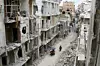 Kampene om Aleppo har rast lenge. Her spaserer innbyggere mellom ødelagte bygninger i gamlebyen i mai i år. Foto: Abdalrhman Ismail / Reuters