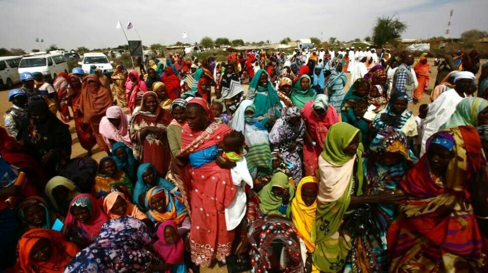 Sudanske flyktninger samler seg for å få nødhjelp fra FN i en flyktningeleir i Nyala i Sør-Darfur mandag.